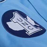 Veste Mitchell & Ness Carolina Blue pour homme, modèle Tar Heels de Caroline du Nord, à double pochette et fermeture boutons-pression en satin léger.