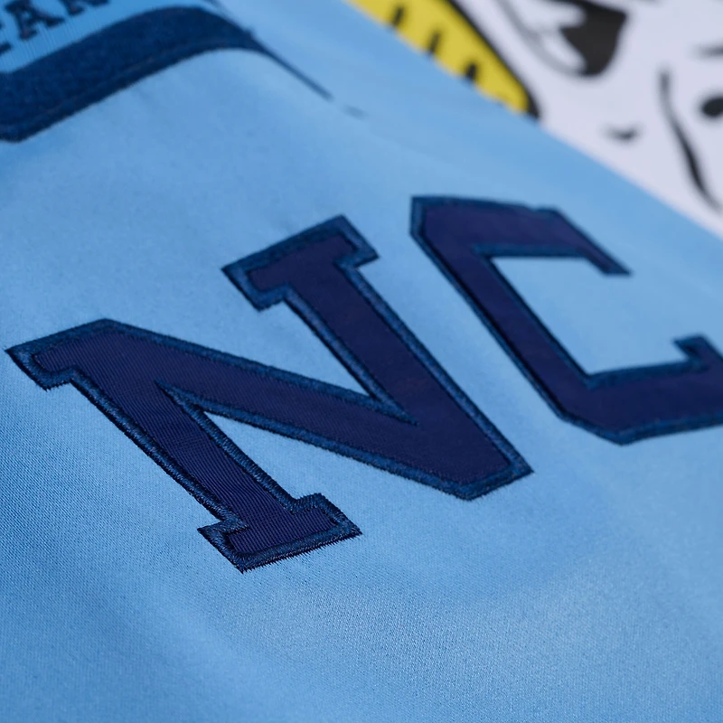 Veste Mitchell & Ness Carolina Blue pour homme, modèle Tar Heels de Caroline du Nord, à double pochette et fermeture boutons-pression en satin léger.