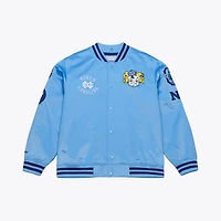 Veste Mitchell & Ness Carolina Blue pour homme, modèle Tar Heels de Caroline du Nord, à double pochette et fermeture boutons-pression en satin léger.