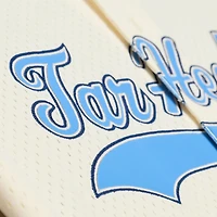 Maillot de baseball d'entraînement Mitchell & Ness crème pour homme, North Carolina Tar Heels, en maille et à boutons.