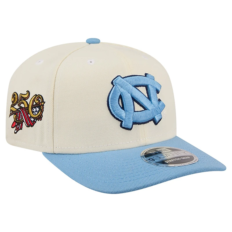 Casquette ajustable New Era blanche/bleu Caroline pour homme, modèle 9SEVENTY, commémorant le 250e anniversaire des Tar Heels de Caroline du Nord.