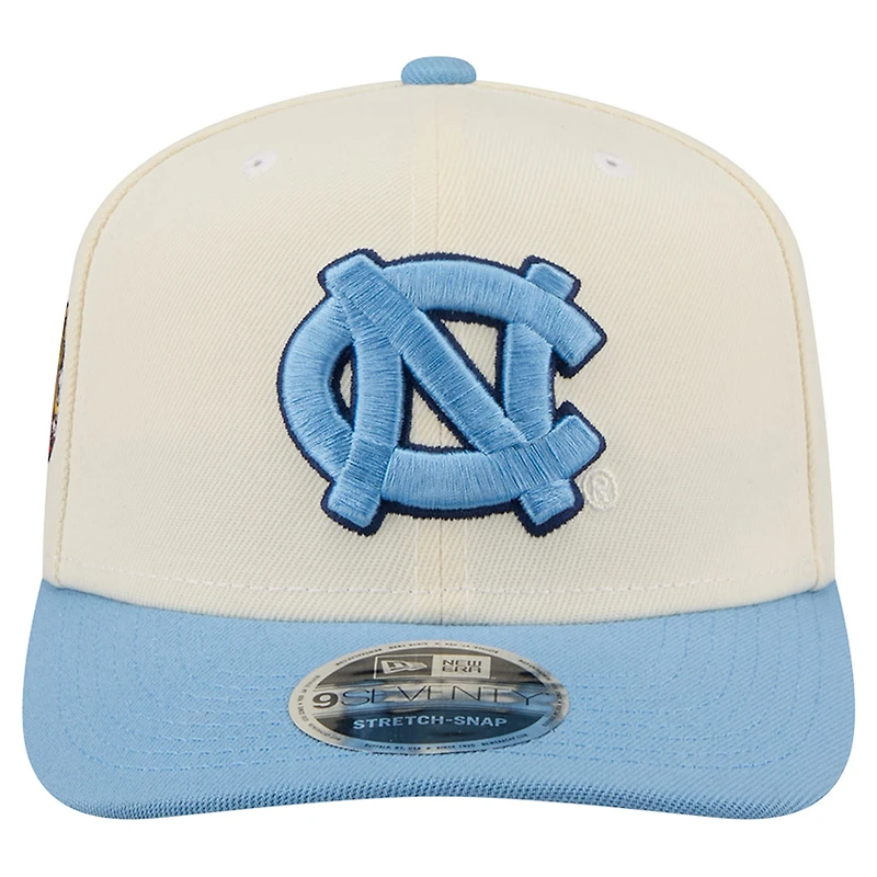 Casquette ajustable New Era blanche/bleu Caroline pour homme, modèle 9SEVENTY, commémorant le 250e anniversaire des Tar Heels de Caroline du Nord.