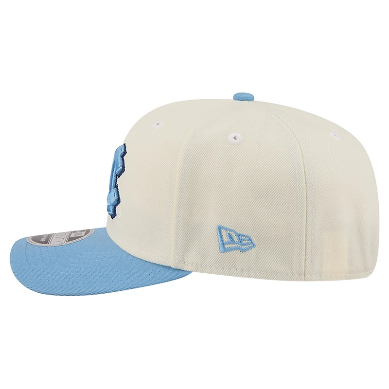 Casquette ajustable New Era blanche/bleu Caroline pour homme, modèle 9SEVENTY, commémorant le 250e anniversaire des Tar Heels de Caroline du Nord.