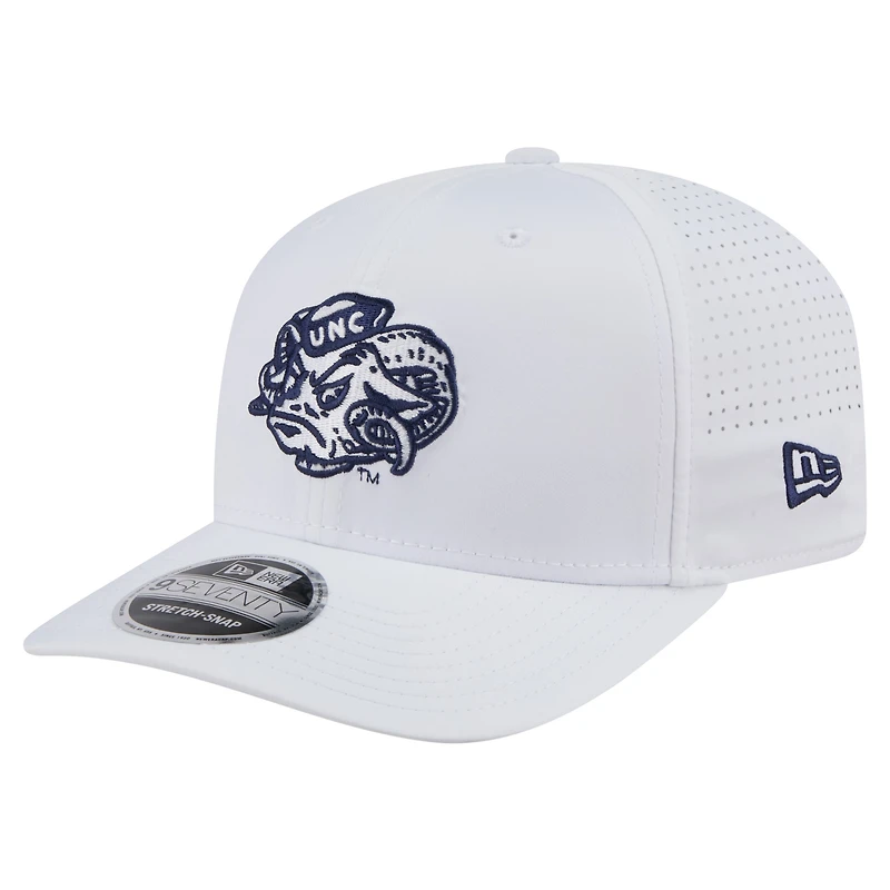Casquette extensible à boutons-pression New Era blanche pour homme, modèle Perform Vault 9SEVENTY des Tar Heels de Caroline du Nord