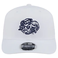 Casquette extensible à boutons-pression New Era blanche pour homme, modèle Perform Vault 9SEVENTY des Tar Heels de Caroline du Nord