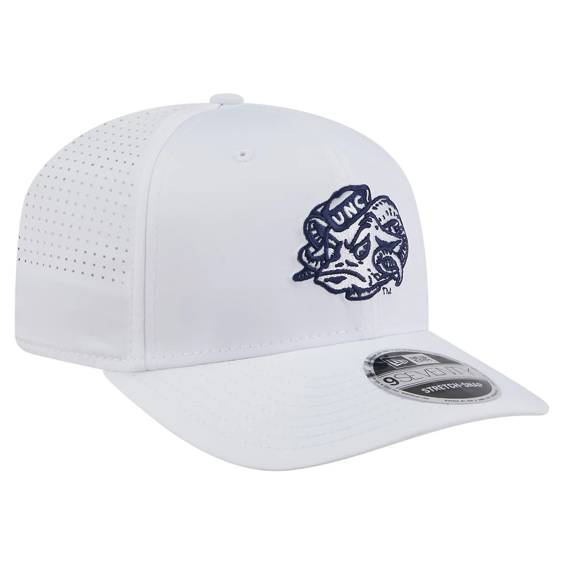 Casquette extensible à boutons-pression New Era blanche pour homme, modèle Perform Vault 9SEVENTY des Tar Heels de Caroline du Nord