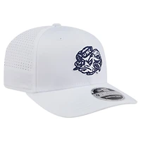 Casquette extensible à boutons-pression New Era blanche pour homme, modèle Perform Vault 9SEVENTY des Tar Heels de Caroline du Nord