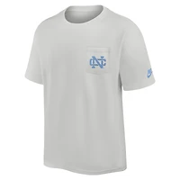 T-shirt Nike gris à poche Legacy 2-Hit Max90 pour homme des Tar Heels de Caroline du Nord