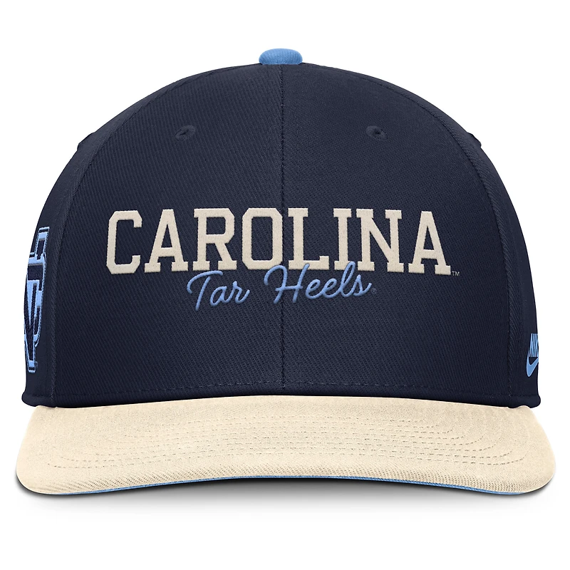 Casquette Nike Pro Legacy Script Snapback bleu marine/crème pour homme des Tar Heels de Caroline du Nord