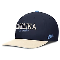 Casquette Nike Pro Legacy Script Snapback bleu marine/crème pour homme des Tar Heels de Caroline du Nord