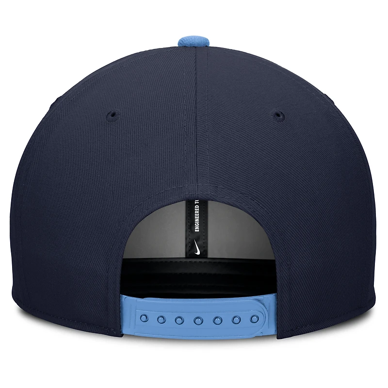 Casquette Nike Pro Legacy Script Snapback bleu marine/crème pour homme des Tar Heels de Caroline du Nord