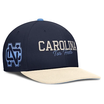 Casquette Nike Pro Legacy Script Snapback bleu marine/crème pour homme des Tar Heels de Caroline du Nord