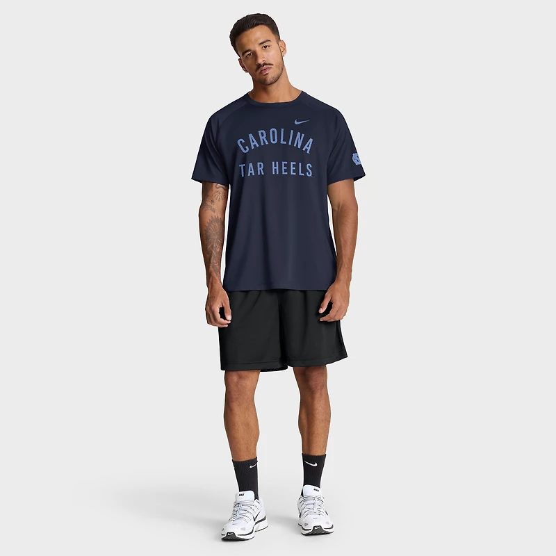 T-shirt Nike bleu marine pour homme des Tar Heels de Caroline du Nord, coupe raglan et performance.