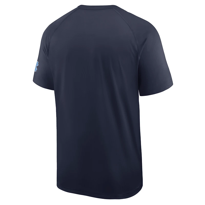 T-shirt Nike bleu marine pour homme des Tar Heels de Caroline du Nord, coupe raglan et performance.