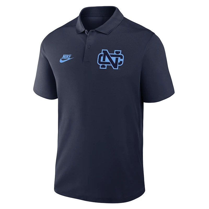 Polo Nike bleu marine pour homme avec logo Primetime Victory Legacy Vault des Tar Heels de Caroline du Nord