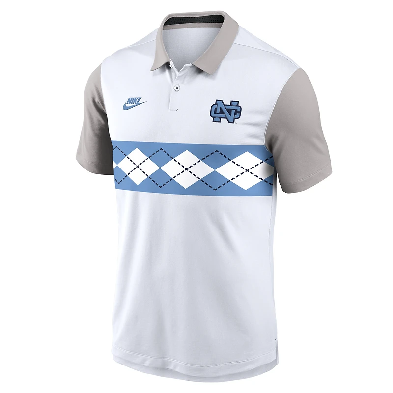 Polo Nike blanc/gris pour homme des Tar Heels Athletic Prep Legacy Logo Vapor Dri-FIT