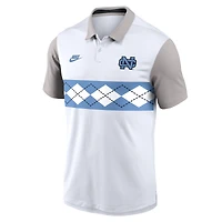 Polo Nike blanc/gris pour homme des Tar Heels Athletic Prep Legacy Logo Vapor Dri-FIT