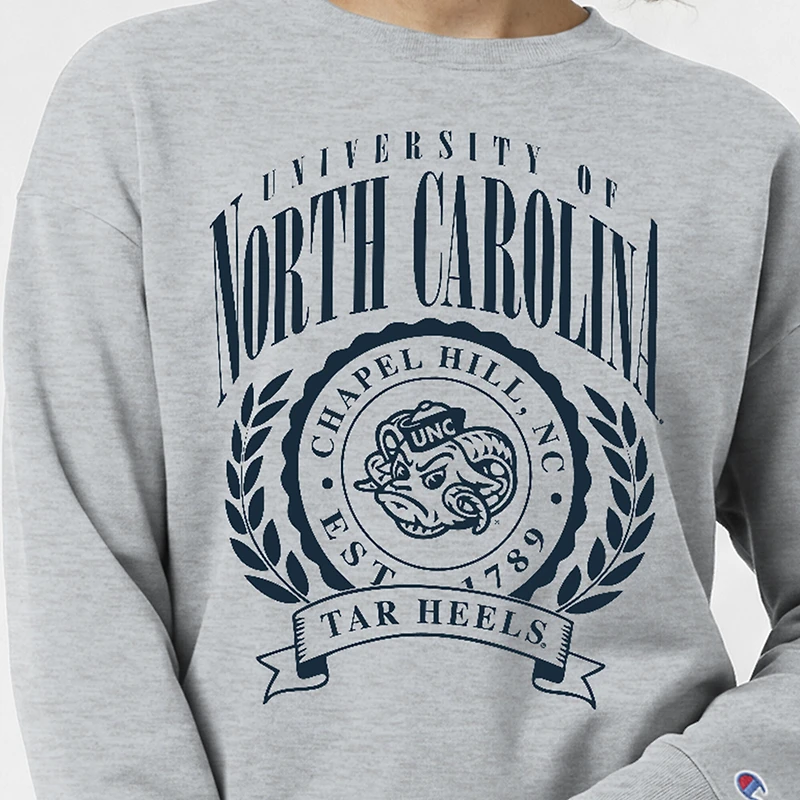 Sweat-shirt à col rond Powerblend gris chiné pour femme, modèle Champion, avec écusson académique des Tar Heels de Caroline du Nord.