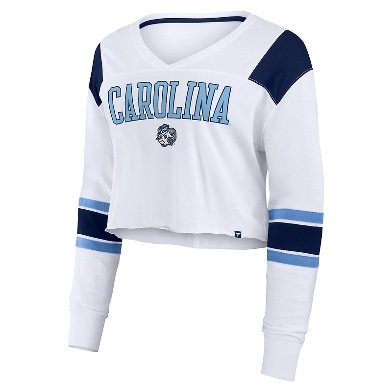 Haut court à manches longues et col en V pour femme Fanatics White North Carolina Tar Heels Training Camp
