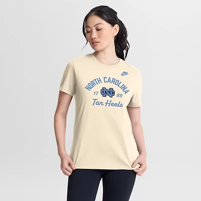 T-shirt Nike naturel pour femmes North Carolina Tar Heels Legacy Team Name