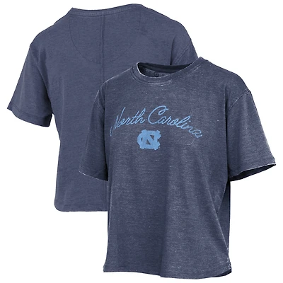 T-shirt Pressbox pour femmes, bleu Caroline, North Carolina Tar Heels, style vintage, longueur taille, logo superposé à l'écriture cursive.