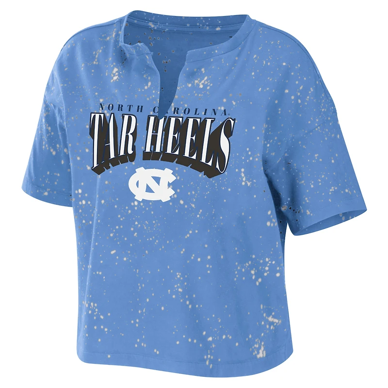 Women's WEAR by Erin Andrews Carolina Blue North Tar Heels T-shirt court à col cranté et délavé l'eau de javel