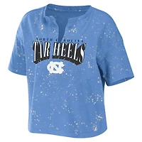 Women's WEAR by Erin Andrews Carolina Blue North Tar Heels T-shirt court à col cranté et délavé l'eau de javel