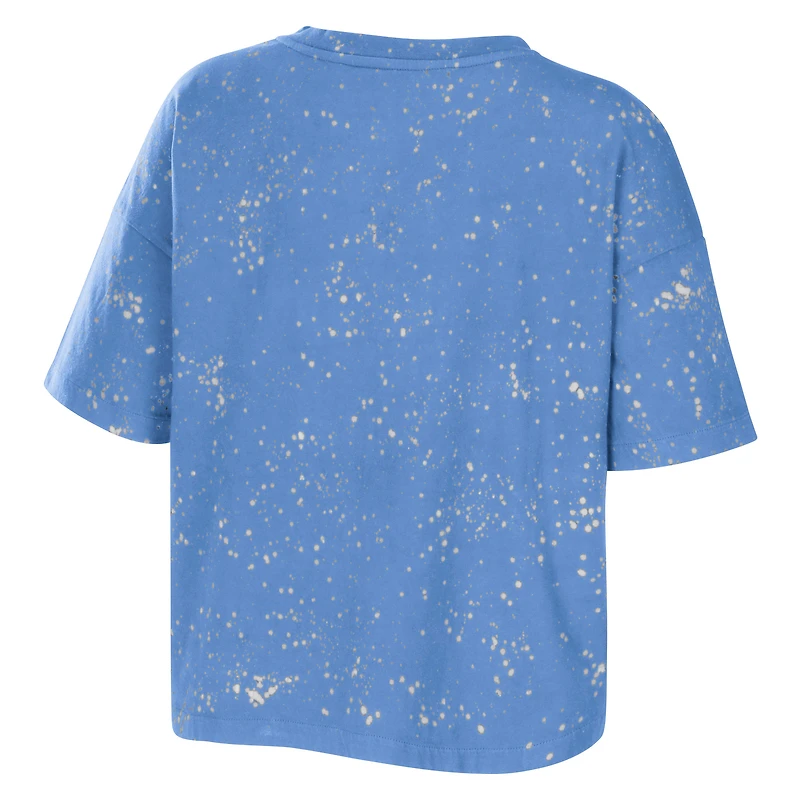 T-shirt court à col cranté WEAR by Erin Andrews pour femme, bleu Caroline, North Carolina Tar Heels, imprimé éclaboussures de javel délavées