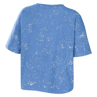 T-shirt court à col cranté WEAR by Erin Andrews pour femme, bleu Caroline, North Carolina Tar Heels, imprimé éclaboussures de javel délavées