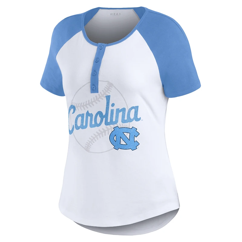 WEAR by Erin Andrews T-shirt blanc avec logo de baseball Tar Heels Caroline du Nord Raglan Henley pour femmes