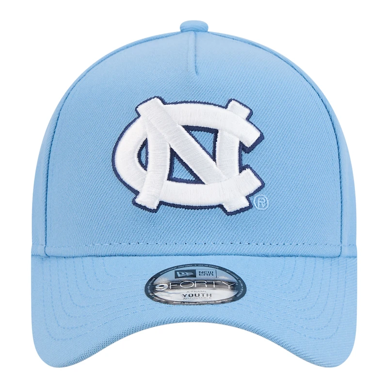 Casquette ajustable New Era 9FORTY A-Frame bleu Caroline pour jeunes, aux couleurs des Tar Heels de Caroline du Nord.