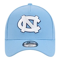 Casquette ajustable New Era 9FORTY A-Frame bleu Caroline pour jeunes, aux couleurs des Tar Heels de Caroline du Nord.