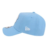 Casquette ajustable New Era 9FORTY A-Frame bleu Caroline pour jeunes, aux couleurs des Tar Heels de Caroline du Nord.