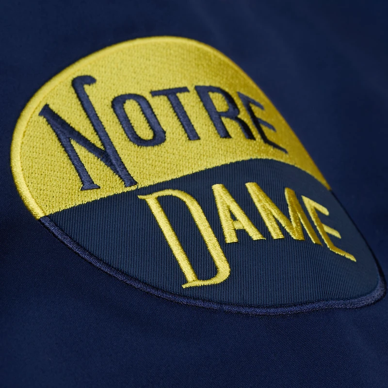 Veste Mitchell & Ness pour homme, bleu marine, Notre Dame Fighting Irish, à double pochette, en satin léger et boutons-pression.