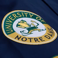 Veste Mitchell & Ness pour homme, bleu marine, Notre Dame Fighting Irish, à double pochette, en satin léger et boutons-pression.