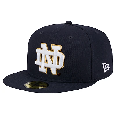 Casquette ajustée Evergreen 59FIFTY pour homme New Era bleu marine Notre Dame Fighting Irish