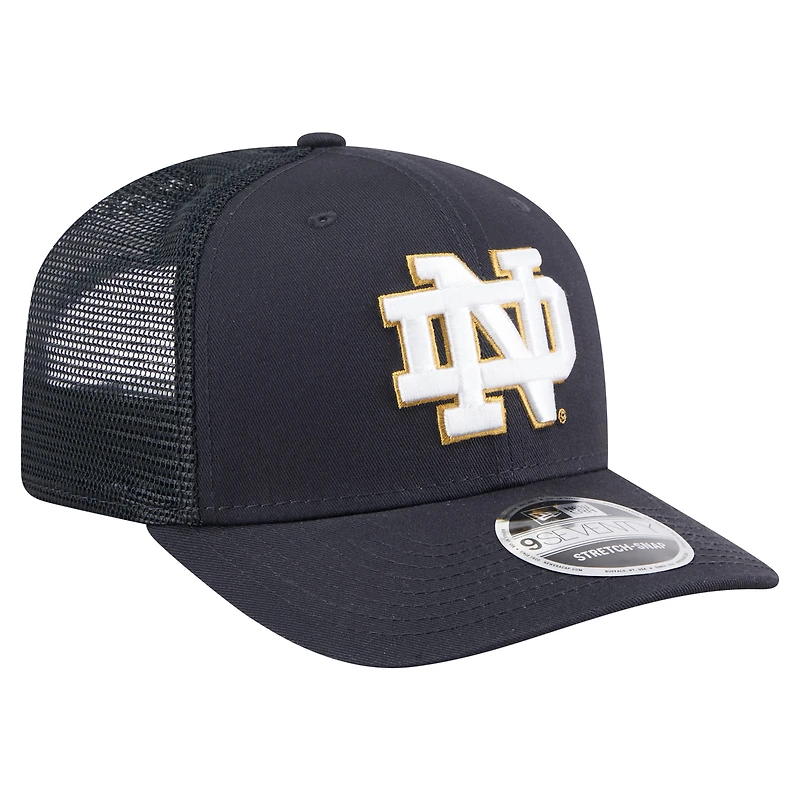 Casquette camionneur extensible à boutons-pression New Era bleu marine pour homme, modèle primaire Fighting Irish 9SEVENTY de Notre Dame