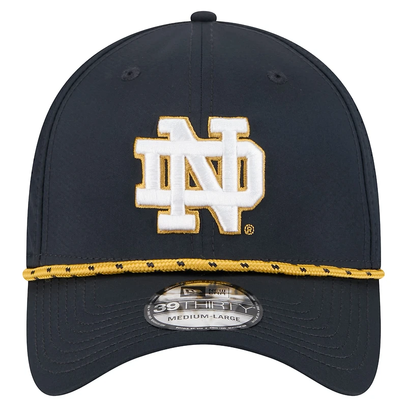 Casquette New Era 39THIRTY Flex bleu marine pour homme, motif Notre Dame Fighting Irish Rope