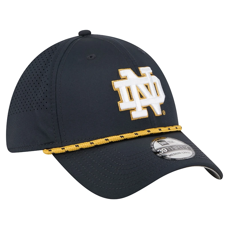 Casquette New Era 39THIRTY Flex bleu marine pour homme, motif Notre Dame Fighting Irish Rope