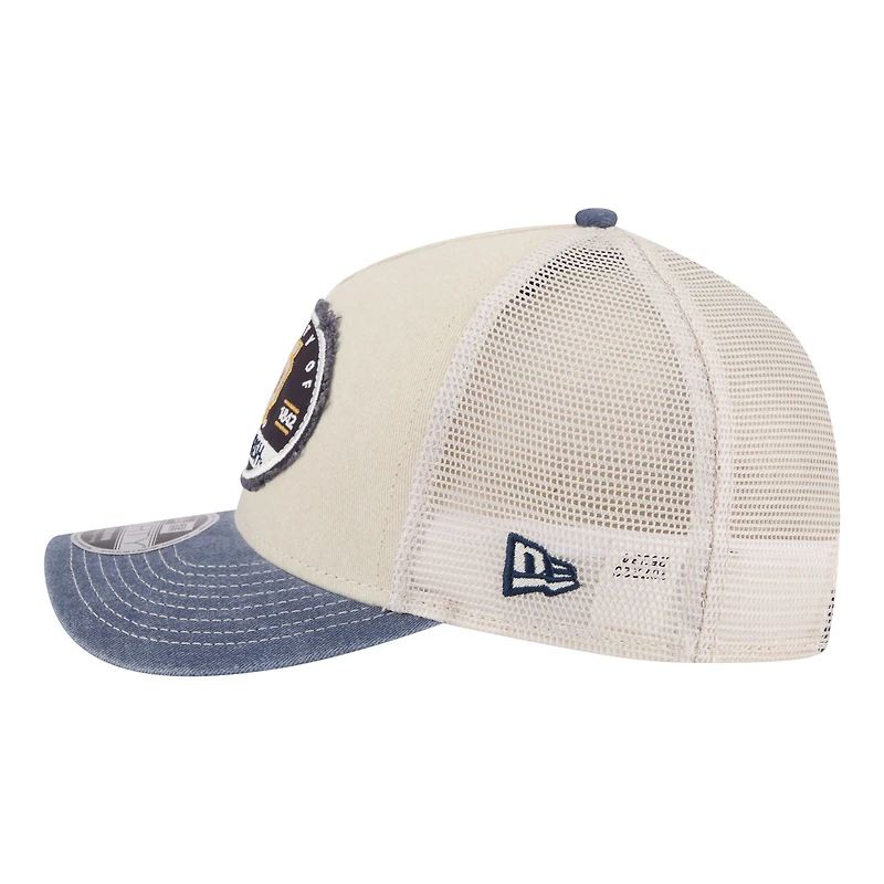 Casquette trucker ajustable New Era Stone/Navy Notre Dame Fighting Irish à écusson effiloché 9FORTY M-Crown A-Frame pour homme