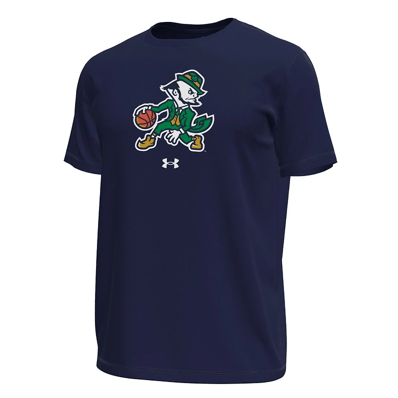 T-shirt technique extensible Under Armour blanc pour homme, motif Leprechaun, de l'équipe basketball Notre Dame Fighting Irish.