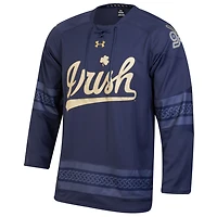 Maillot de hockey réplique l'équipe irlandaise Fighting Irish Notre Dame pour homme la marine Under Armour
