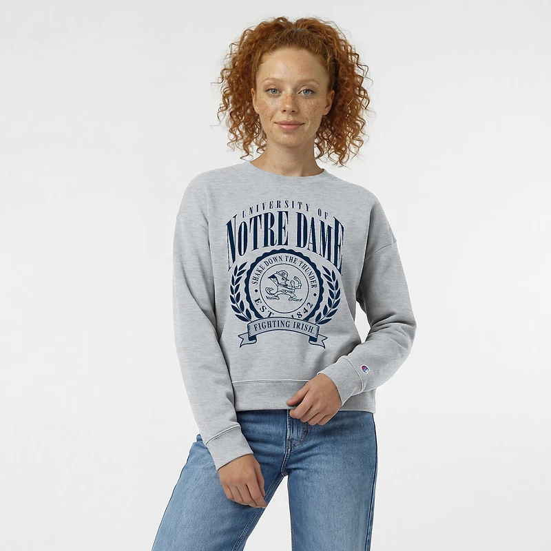 Sweat-shirt à col rond Powerblend gris chiné pour femme, orné de l'écusson académique des Fighting Irish Notre Dame.