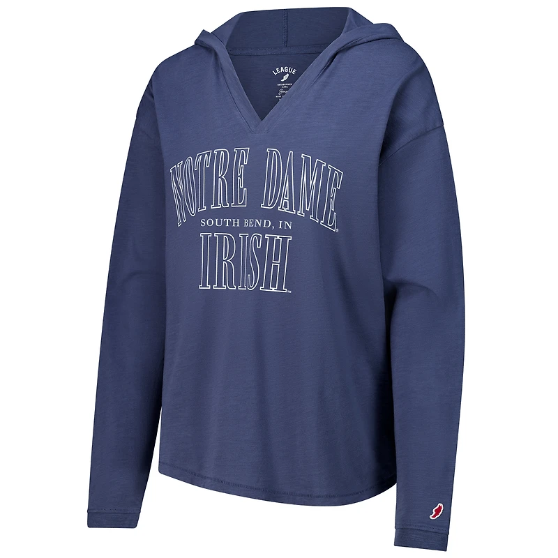 T-shirt à capuche manches longues et col en V bleu marine de la ligue universitaire féminine Notre Dame Fighting Irish