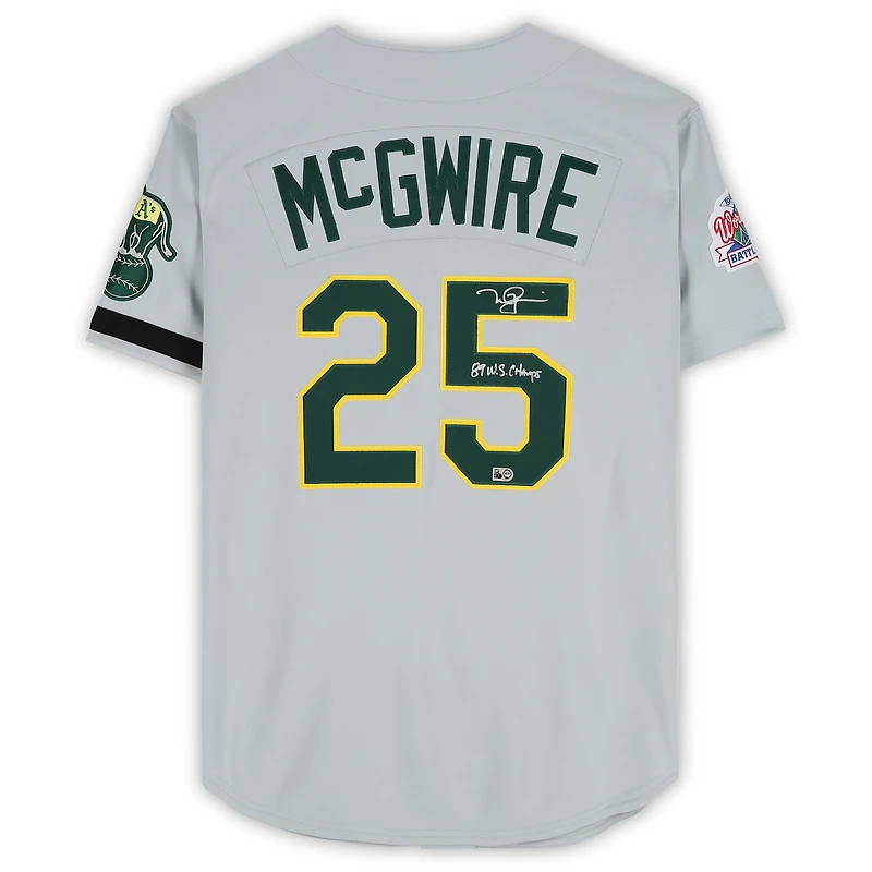 Maillot authentique gris Mitchell & Ness des Athletics d'Oakland, autographié par Mark McGwire, lors des Séries mondiales de 1989, avec inscription « Champions des Séries mondiales 89 ».