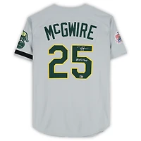 Maillot authentique gris Mitchell & Ness des Athletics d'Oakland, autographié par Mark McGwire, lors des Séries mondiales de 1989, avec inscription « Champions des Séries mondiales 89 ».