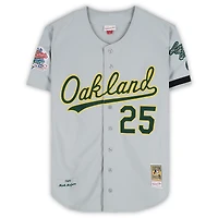 Maillot authentique gris Mitchell & Ness des Athletics d'Oakland, autographié par Mark McGwire, lors des Séries mondiales de 1989, avec inscription « Champions des Séries mondiales 89 ».
