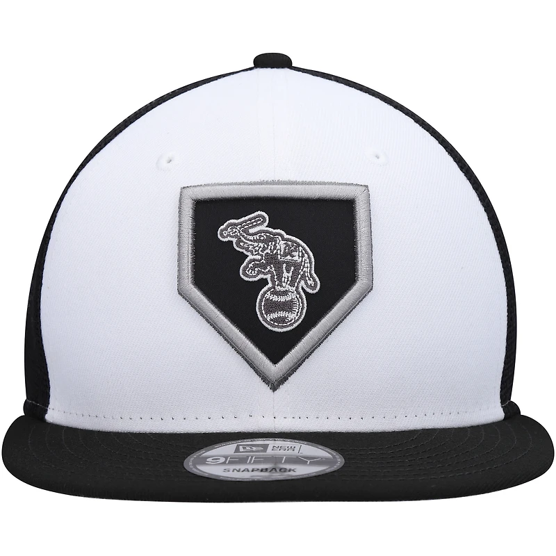 Casquette Snapback New Era Oakland Athletics 2022 Clubhouse Trucker 9FIFTY blanche/noire pour homme