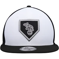 Casquette Snapback New Era Oakland Athletics 2022 Clubhouse Trucker 9FIFTY blanche/noire pour homme