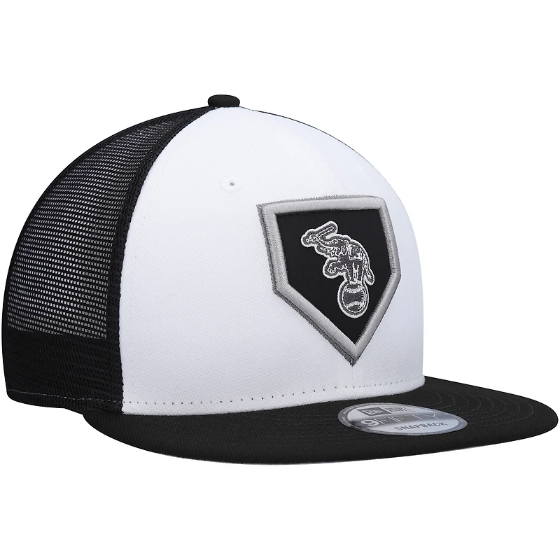 Casquette Snapback New Era Oakland Athletics 2022 Clubhouse Trucker 9FIFTY blanche/noire pour homme